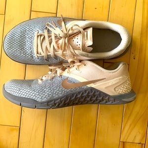 Wmns NIKE “METCON 4” sneakers sz 8